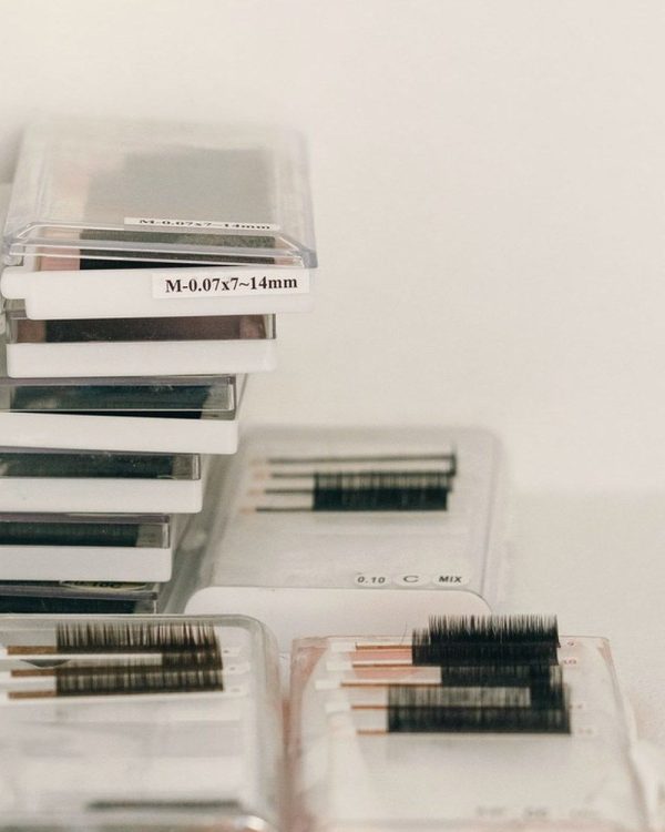 Single tray of Featherlight classic lash extensions